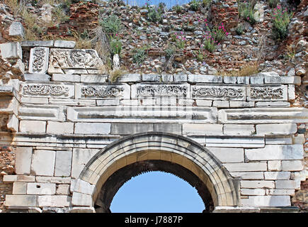 Bogen und Reliefs über dem Eingang in st. Johns Basilika am Ayasuluk Hügel - Selcuk, Ephesus, Türkei Stockfoto