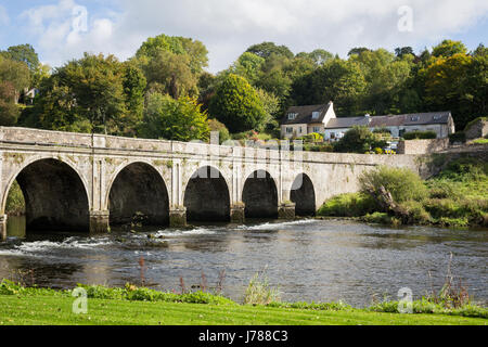 Der historischsten und schönsten zehn Bogen Stein Brücke über den Fluss Nore in Inistioge, Kilkenny, Irland Stockfoto