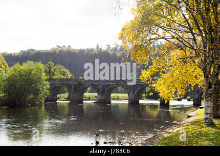 Der historischsten und schönsten zehn Bogen Stein Brücke über den Fluss Nore in Inistioge, Kilkenny, Irland Stockfoto