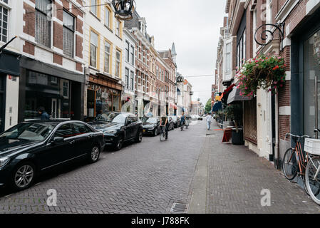 Den Haag, Niederlande - 7 August, 2016: Blick auf typische Commercial Street in Den Haag ein bewölkter Tag des Sommers mit nicht identifizierten Personen, bi Stockfoto