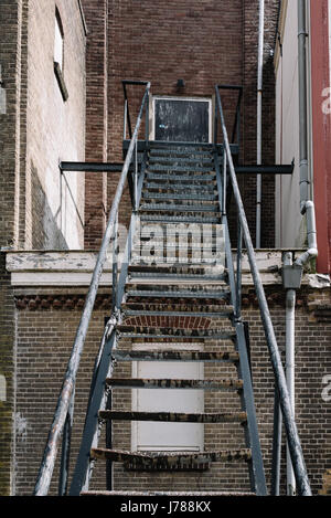 Notausgang Treppe an einem alten Backsteingebäude. Low Angle View Stockfoto