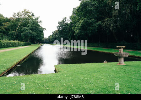 Teich in einem formalen Garten mit Gras und Bäumen Stockfoto