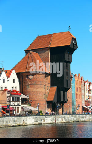 Danzig, Polen - 27. Juli 2012: Mittelalterliche Hafenkran Zuraw am Ufer der Mottlau im Zentrum von Gdansk Stockfoto