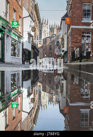 Low Petergate Pfütze in York Stockfoto