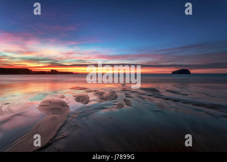 Bass Rock und Tantallon Castle bei Sonnenuntergang von Seacliff Beach, East Lothian, Schottland, Großbritannien. Stockfoto