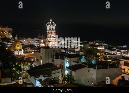 Eine Nacht-Foto der Kathedrale in Puerto Vallarta wunderschön beleuchtet mit vielen Lichtern, einschließlich der Gebäude der Innenstadt Stockfoto