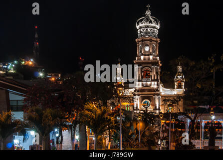 Eine Nacht-Foto der Kathedrale in Puerto Vallarta wunderschön beleuchtet mit vielen Lichtern, einschließlich der Gebäude der Innenstadt Stockfoto