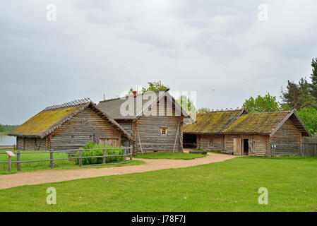 Alte russische Blockhütte in Puschkin Michailowskoje bewölkten Sommertag Stockfoto