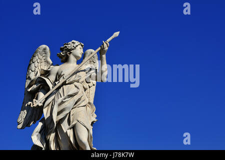 Engelsstatue hält die heilige Lanze des Longinus auf Sant'Angelo Brücke in Rom (mit blauen Himmel und Kopie) Stockfoto