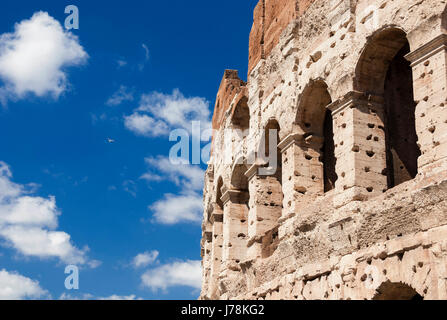 Kolosseum monumentalen Arkaden mit blauem Himmel in Rom Stockfoto