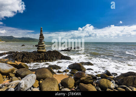 Gestapelte ausgleichende Felsen am Strand zwischen Cairns und Port Douglas, Queensland, Australien Stockfoto
