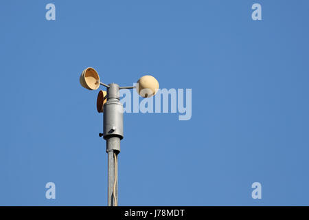 Anemometer messende Windgeschwindigkeit mit kleinen Tassen geschoben durch den Wind wie eine kleine Windmühle gegen klar blauer Himmel Stockfoto