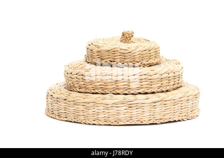 isolierte Pyramide gewebt Heap Kappen Deckel Wicker Haufen nahe Objekte Makro Nahaufnahme Stockfoto