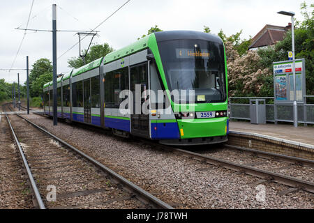 Eine Straßenbahn zum Addiscombe Straßenbahn Halt, nach Wimbledon. Stockfoto