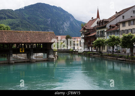 Die Aare in Interlaken in der Schweiz. Das Mineral reiche Schmelzwasser hat einen milchigen, grünen Farbton. Stockfoto