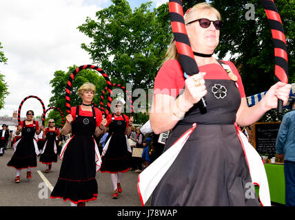 Alresford 13. jährliche Brunnenkresse Festival, die All-Girl Mayflower Morris Tänzer Parade durch die Stadt entlang der Broad Street, Alresford, Hampshire, DEU Stockfoto