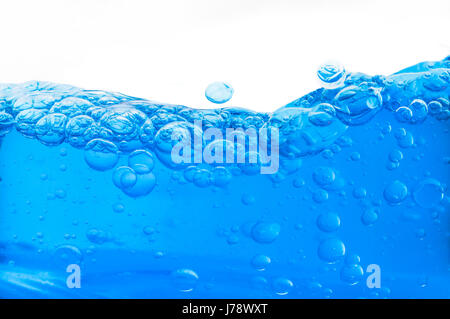 Das Makro-Bild zeigt Unterwasser Luftblasen, die vom blauen Wasser zu erhöhen Stockfoto