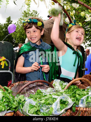 Alresford 13. jährliche Brunnenkresse Festival, Brunnenkresse King & Queen (beide im Alter von 6 Jahren) werfen die Saison der erste Watercrest Ernte zu den Massen, Alre Stockfoto