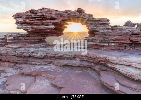 Die herrliche Landschaft von Kalbarri National Park in Australien bei Sonnenaufgang, von der Natur-Fenster mit dem Hintergrund der Murchison River gesehen. Stockfoto