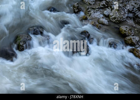 Ein Wasserstrom, der durch Felsen fließt Stockfoto