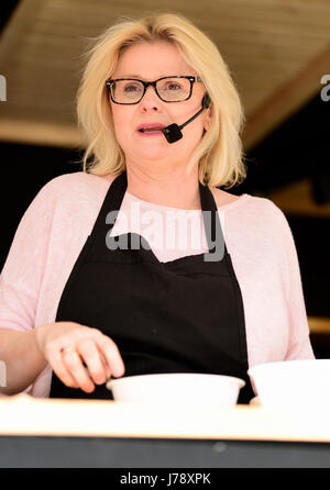 Alresford 13. jährliche Brunnenkresse Festival, Jane Devonshire (BBC MasterChef Champion 2016) geben eine Kochvorführung bei den Festspielen, Alresford... Stockfoto