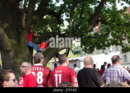 Hannover 96 startete die offizielle Aufstiegsparty am Montag auf dem Trammplatz vor den Rathaus Stockfoto