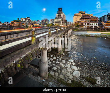 Sanjo Ohashi Brücke und Fluss Kamo im Morgengrauen, Kyoto, Japan Stockfoto