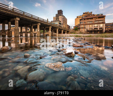 Sanjo Ohashi Brücke und Fluss Kamo am Morgen, Kyoto, Japan Stockfoto