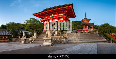 Panorama des Otowa-San-Kiyomizu-Dera-Tempel am Abend, Kyoto, Japan Stockfoto