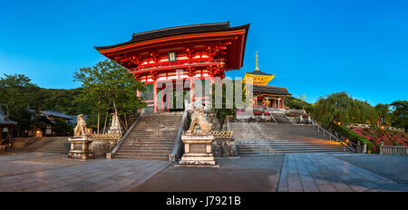 Panorama des Otowa-San-Kiyomizu-Dera-Tempel am Abend, Kyoto, Japan Stockfoto