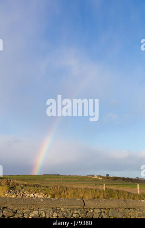 Ein Regenbogen in ländlichen irischen Landschaft Stockfoto