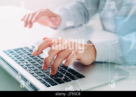 Nahaufnahme von Geschäftsmann Eingabe Tastatur mit Laptop-Computer auf weißen Schreibtisch im modernen Büro mit VR-Symbole-Diagramm Stockfoto