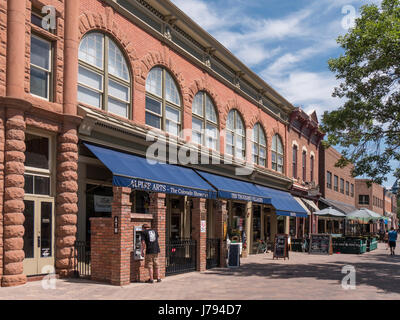 Mann am Geldautomaten, Altstädter Ring, Fort Collins, Colorado. Stockfoto