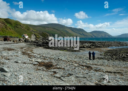 Niarbyl, die Insel Man, zeigen den Strand, Gang, Reihe von Hütten und ein Fischer Hütte, für die Dreharbeiten von "Waking Ned Devine' verwendet. Stockfoto