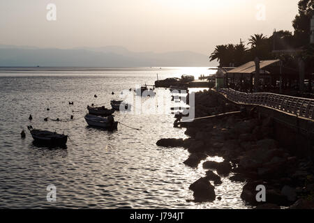 Hafen mit Angelboote/Fischerboote zum Pier mit Sonne durch die Wolken spähen angedockt Stockfoto