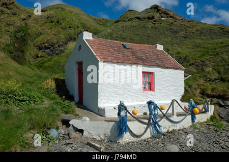 Niarbyl, die Insel Man, zeigen den Strand, Gang, Reihe von Hütten und ein Fischer Hütte, für die Dreharbeiten von "Waking Ned Devine' verwendet. Stockfoto