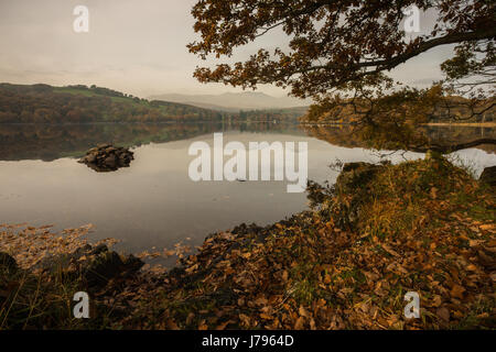 Coniston Water von niedrigen Peel in der Nähe auf einem herbstmorgen im englischen Lake District Montag, 31. Oktober 2016 Stockfoto