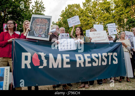 Rom, Italien. 23. Mai 2017. Manifestation in Rom gegen Donald Trump - anlässlich seiner Anwesenheit in Rom organisiert von der amerikanischen Expats für Positive Veränderung Gruppe, Bewegung der Amerikaner, die im Ausland leben. Bildnachweis: Patrizia Cortellessa/Pacific Press/Alamy Live-Nachrichten Stockfoto