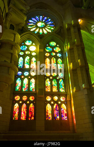 Dekorative befleckten Glasfenster und Rosette in Gaudis Sagrada Familia Basilika in Barcelona Spanien Stockfoto