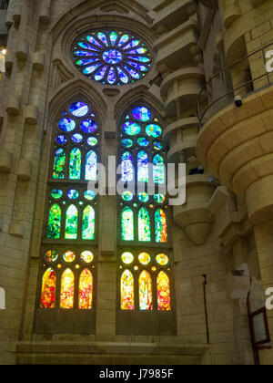 Dekorative befleckten Glasfenster und Rosette in Gaudis Sagrada Familia Basilika in Barcelona Spanien Stockfoto