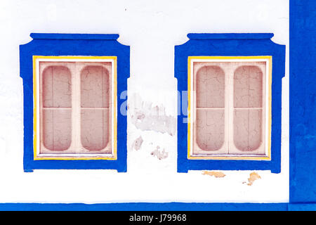 Farben von Portugal, Fenster, Türen, Fassaden. Stockfoto