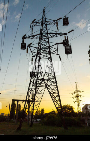 Stromleitung vor dem Hintergrund des Sonnenuntergangs. Den blauen Himmel. Sonnenuntergang. Stockfoto