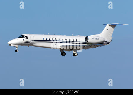 Tag Aviation Embraer EMB-135BJ Legacy 650 [G-YMKH] Sekunden vor der Landebahn 31. Stockfoto