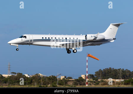 Tag Aviation Embraer EMB-135BJ Legacy 650 [G-YMKH] Sekunden vor der Landebahn 31. Stockfoto