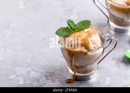 Hausgemachte kühlen Bier Eiskaffee mit Karamell-Sauce auf hellgrauen Hintergrund, leicht und elegant Sommer-dessert Stockfoto