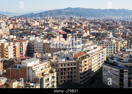Blick auf Barcelona und die umliegenden Hügel vom Dach des Gaudis Sagrada Familia Basilika in Barcelona Spanien. Stockfoto
