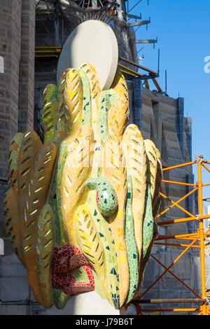 Dekorative Skulptur auf dem Gipfel von einem Turm von Gaudis Sagrada Familia Basilika in Barcelona Spanien. Stockfoto