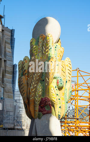 Dekorative Skulptur auf dem Gipfel von einem Turm von Gaudis Sagrada Familia Basilika in Barcelona Spanien. Stockfoto