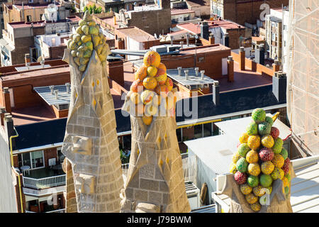 Zier-Skulpturen auf den Zinnen der drei Türme von Gaudis Sagrada Familia Basilika in Barcelona Spanien. Stockfoto