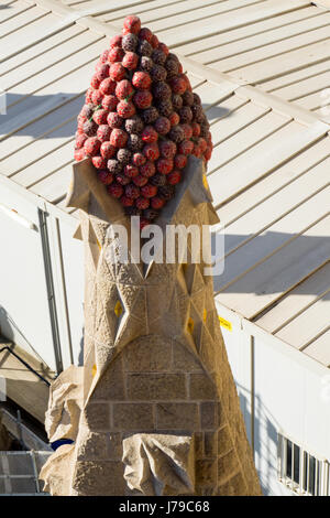 Dekorative Skulptur auf dem Gipfel von einem Turm von Gaudis Sagrada Familia Basilika in Barcelona Spanien. Stockfoto